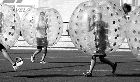 Bubble Soccer Marina Alta, deporte y risas con el fútbol burbuja