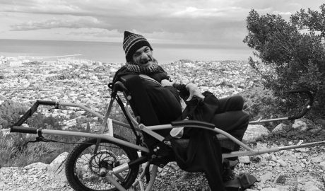«Nunca había visto Dénia desde las alturas». La prodigiosa subida al Montgó en una silla de ruedas especial