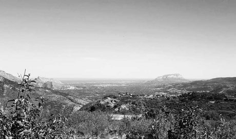 El Mediterráneo desde el paraíso, el monte de Venus a un lado y al otro, el Olimpo: la gastronómica Vall de Laguar