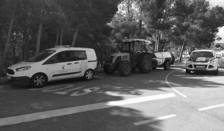 Benitatxell desinfecta contra el coronavirus con un tractor pulverizador "todo" el término municipal