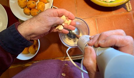 Los chefs cocinan en casa: Pep Romany nos prepara la receta del pastel caliente de nísperos